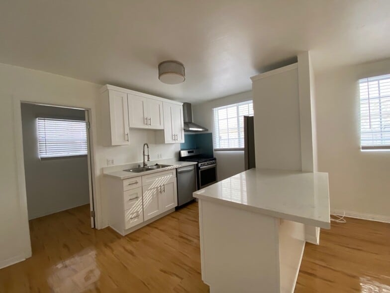 Building Photo - 125 N Westlake Ave