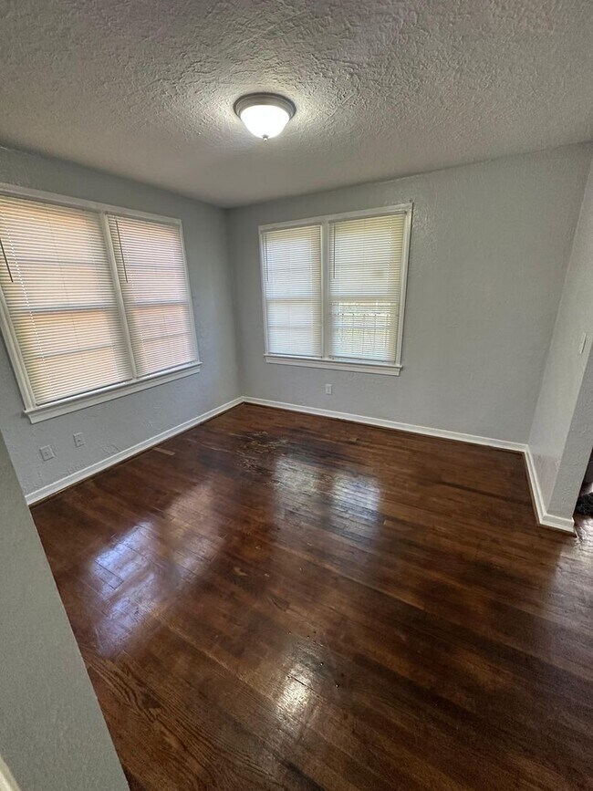 Building Photo - Fully Renovated 3/2 Available for Immediat...