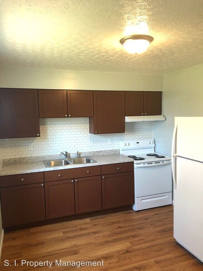 Building Photo - 621 Bryan Ave