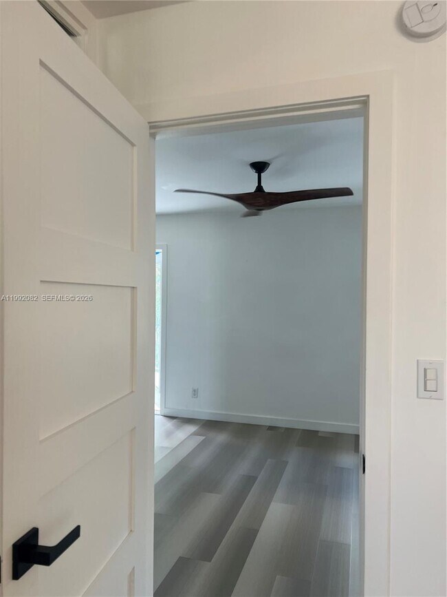 Building Photo - 225 SE 16th Ave