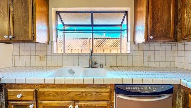 Building Photo - Well Maintain West Side Single Story 3 bedroom 2 bathroom home with 2 car garage