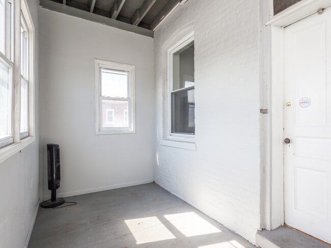 Building Photo - 901 N Mozart St