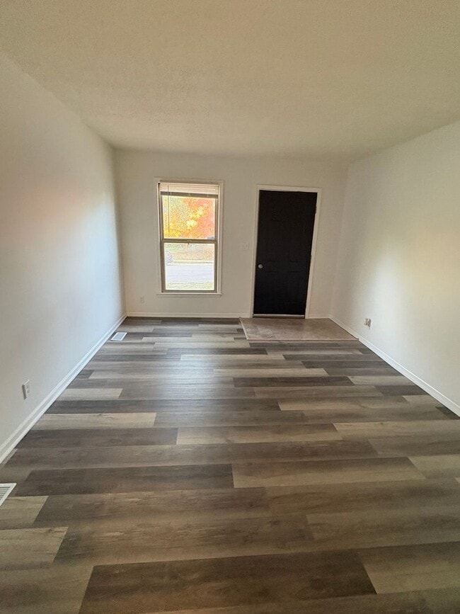 Building Photo - Renovated 2 bedroom duplex ready for move-in!