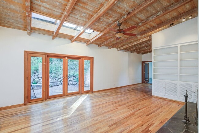 Building Photo - HOLIDAY SPECIAL***2 WEEKS FREE** 3 Bed/2 Bath Oasis in Royal Woods - Available Now