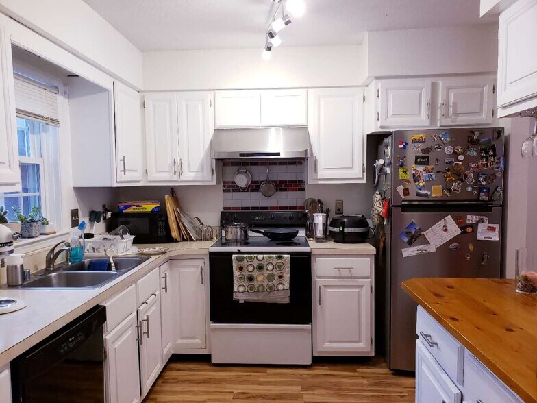 Building Photo - 104 Woodbine by the Lake