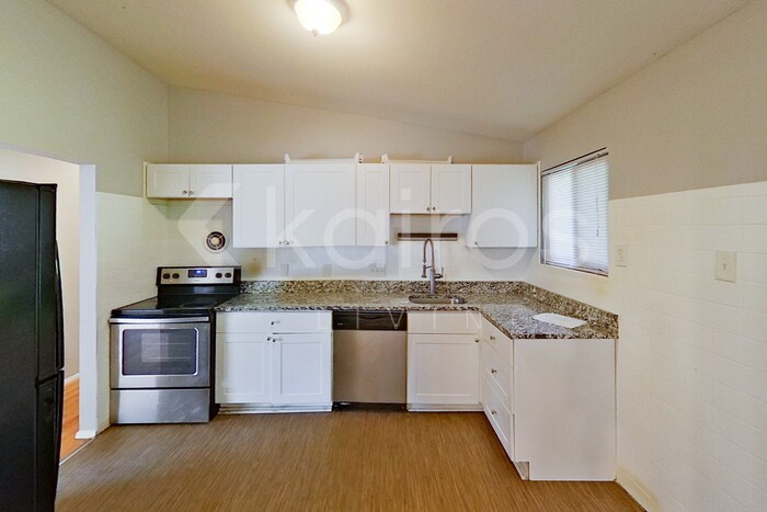 Building Photo - 425 St Edward Ln