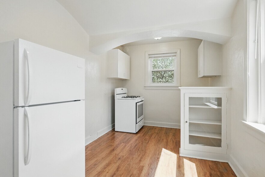 Building Photo - 5646 Hobart St