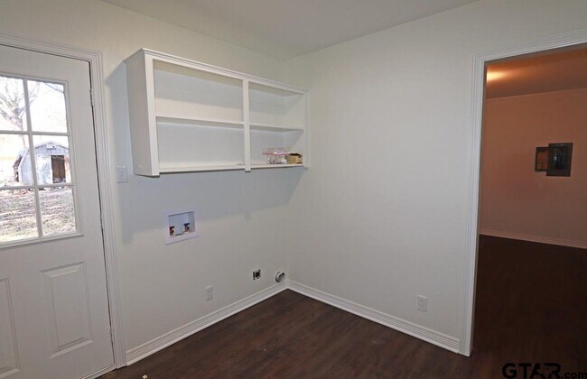 Building Photo - 806 Neches Dr