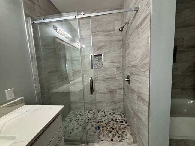 Building Photo - 5 bedrooms!! Remodeled top to bottom!