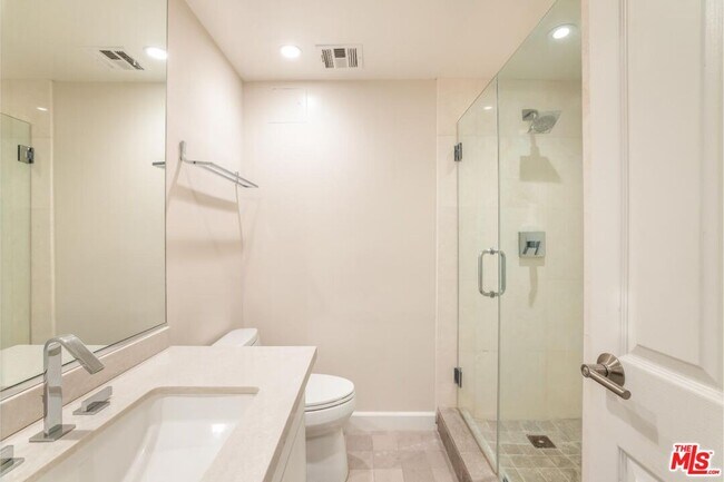 Building Photo - 818 N Doheny Dr