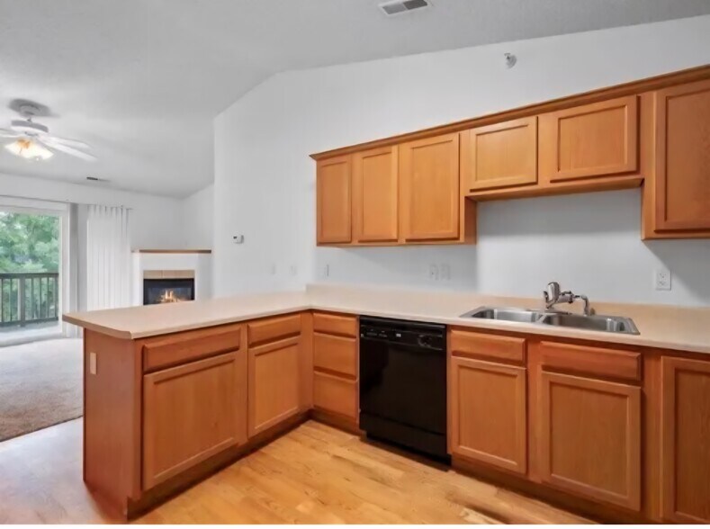 Building Photo - 1000 Duchess Dr