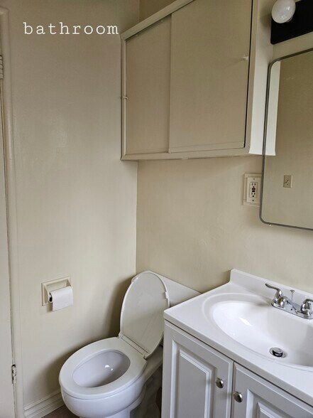 bathroom - 5927 Lemp Ave