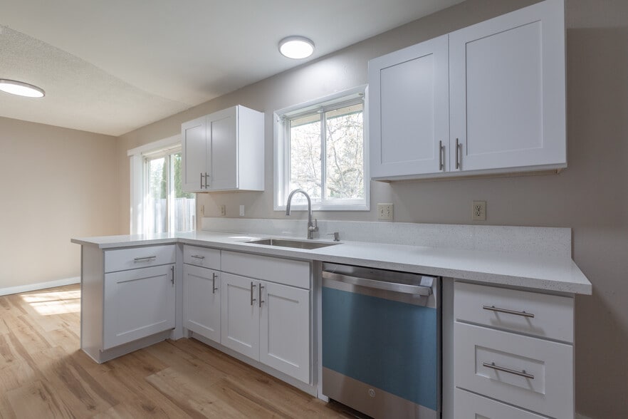 Building Photo - 110 SW Fleishauer Ln