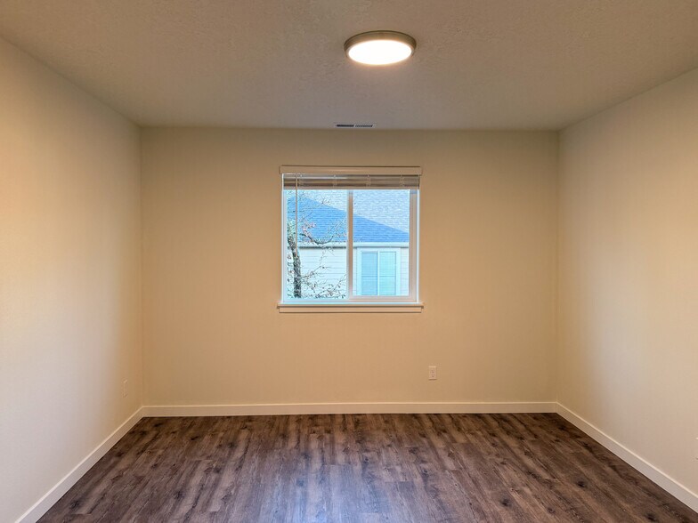 Building Photo - 507 NW Hillcrest Dr