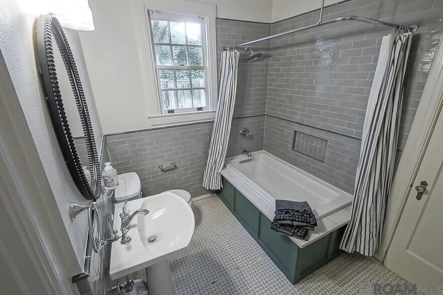 Building Photo - 2221 Olive St