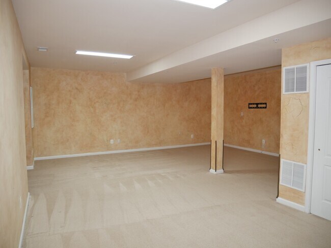 Building Photo - Gorgeous Former Model 4 Bed 2.5 Bath Townh...