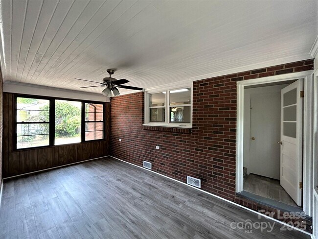 Building Photo - 2023 Robin Rd