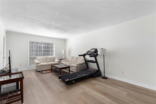 Building Photo - 6851 Roswell Rd