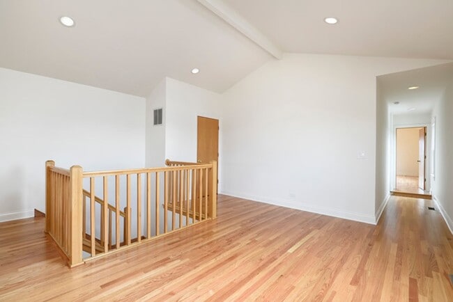 Building Photo - 4 Bedroom, 3 Bathroom Impressive Lincoln Park Duplex