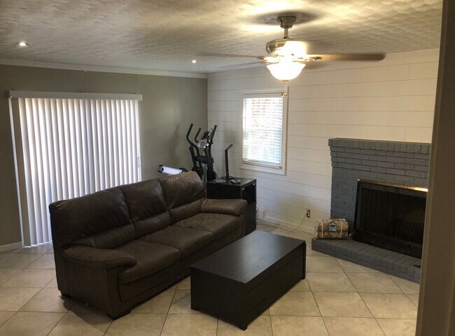 Building Photo - BEAUTIFULLY UPDATED 4 BEDROOM WITH FENCED ...