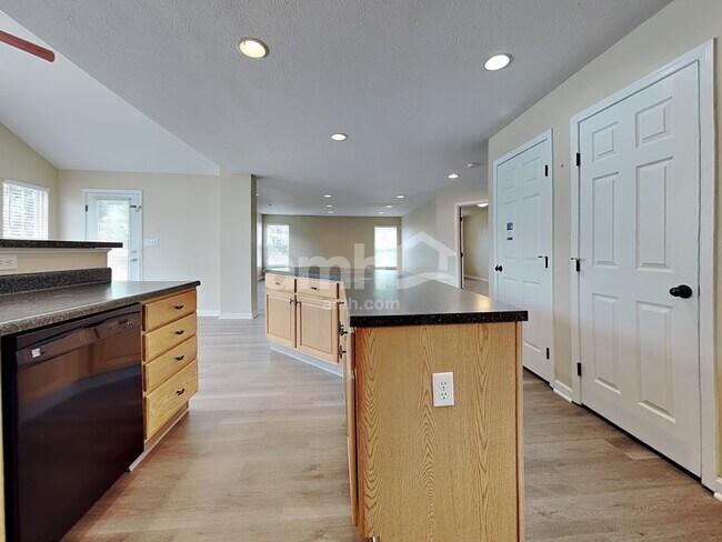 Building Photo - 5 Wells Dr