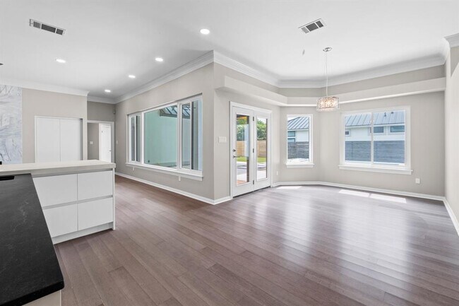 Building Photo - 9309 Bluegrass Dr