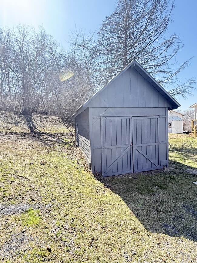 Building Photo - 272 River Rd