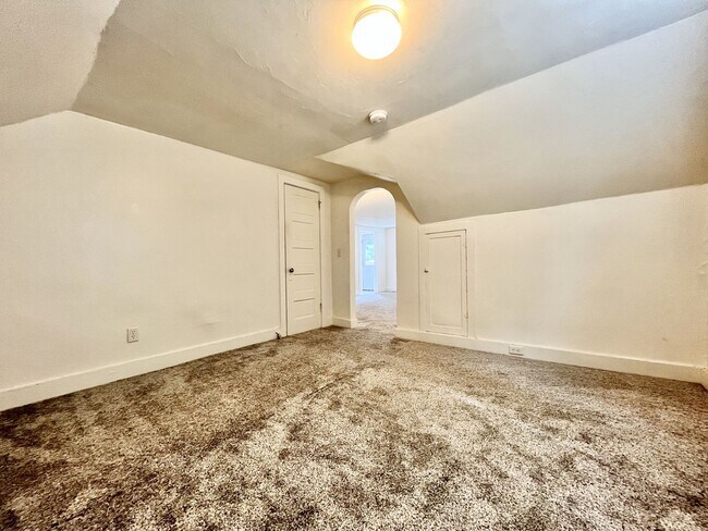 Building Photo - 2130 Bourdon St