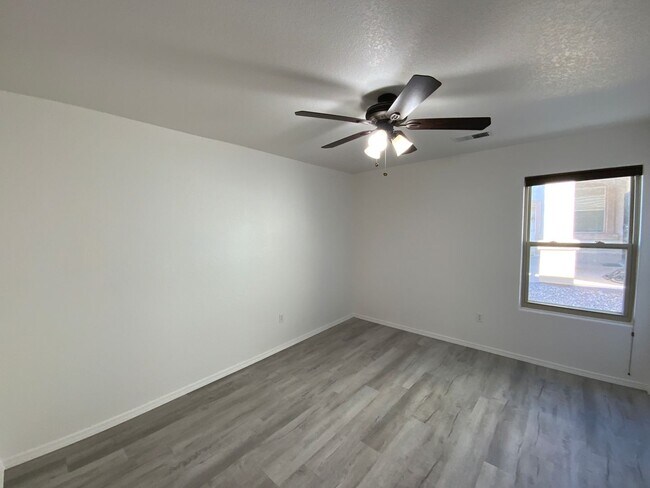 Building Photo - 4 Bedroom Single Story Home Available in C...