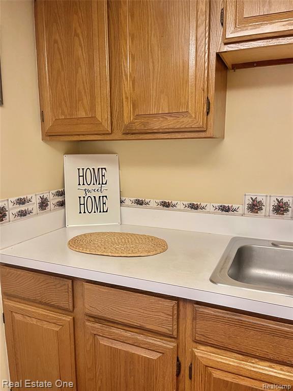 Building Photo - 688 E Fox Hills Dr