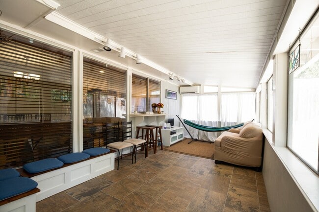Building Photo - Lovely  3/BR 2/BA Home with Office & Sunro...