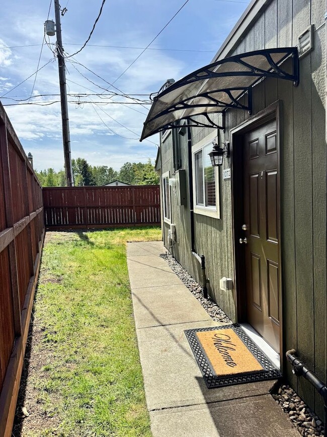 Building Photo - Charming 2 Bedroom Duplex - Granite Counters, Plank Flooring, Fully Fenced, Storage Shed!