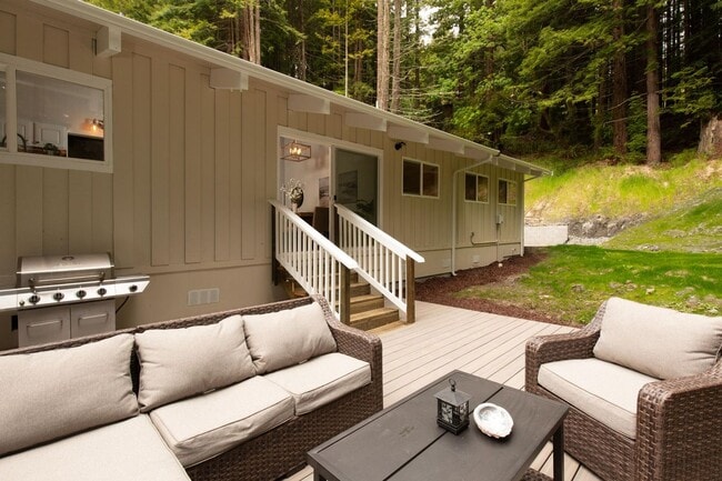 Building Photo - Modern Bayside Retreat – Renovated 3 Bed +...