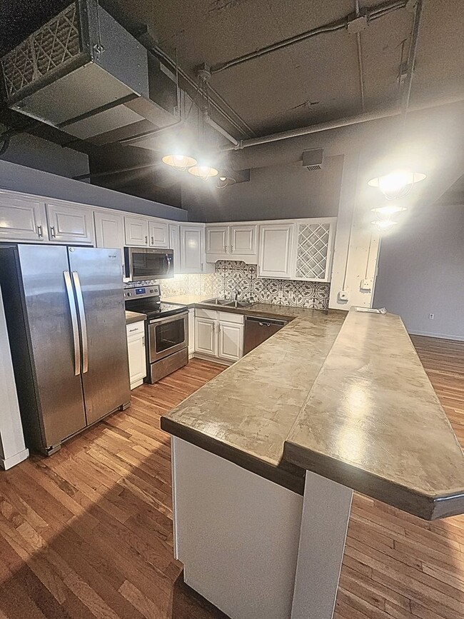 Building Photo - Gorgeous & Updated Skyloft One Bedroom-Ava...