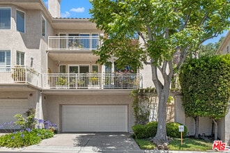 Building Photo - 682 Palisades Dr