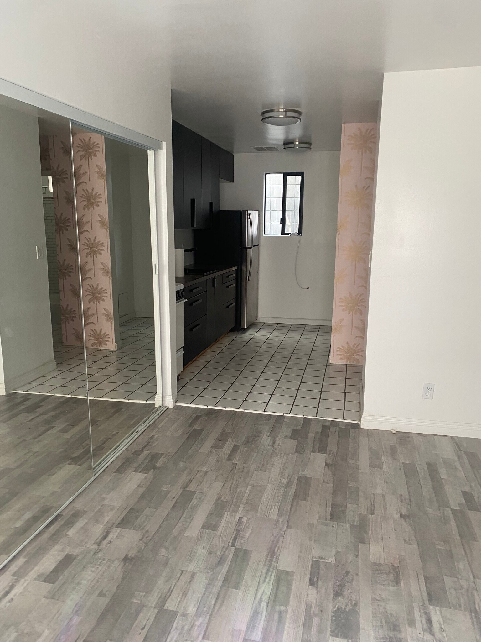 Building Photo - 313 Ocean Front Walk