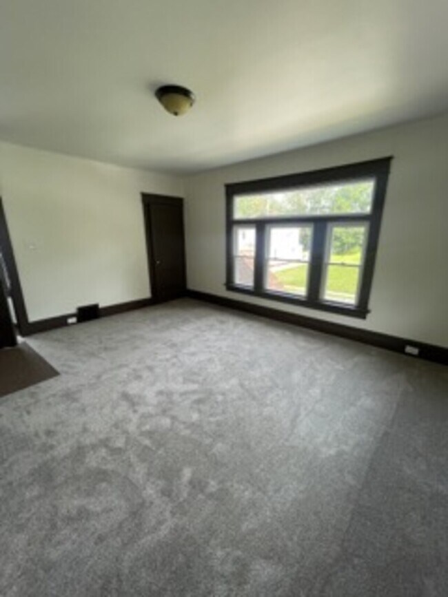 Building Photo - 308 Hess