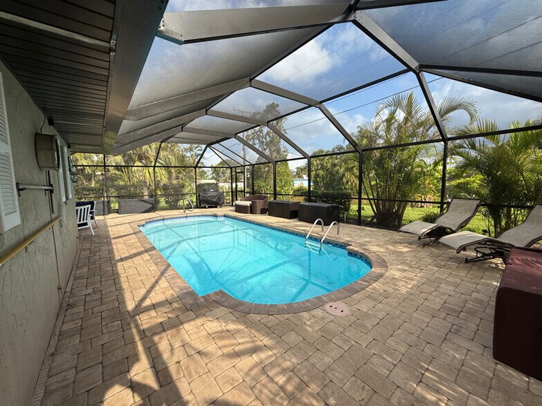 Building Photo - 213 Chardin Dr