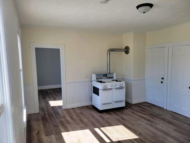 Building Photo - 73 1/2 Esther Street Unit 3