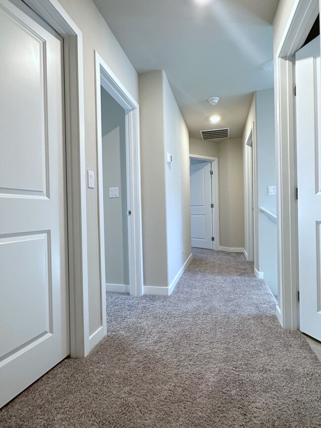 Building Photo - 4bd/2.5bath Single Family Home