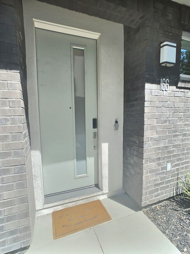 Building Photo - Bright 2 Bedroom Townhome in Downtown San Jose