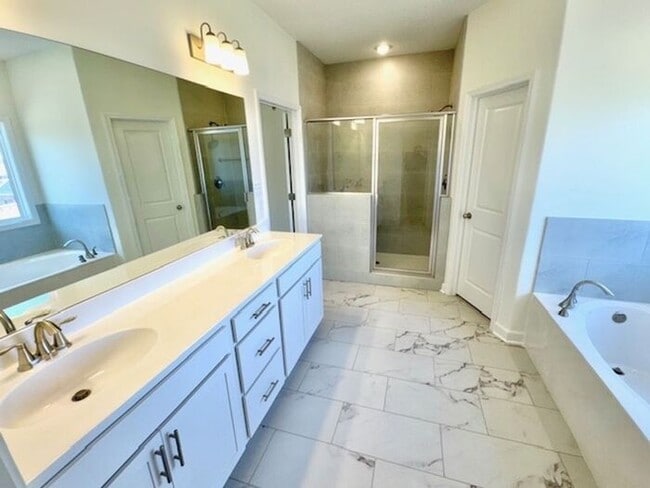 Building Photo - Move In Special! Brand NEW Modern 5-bedroo...