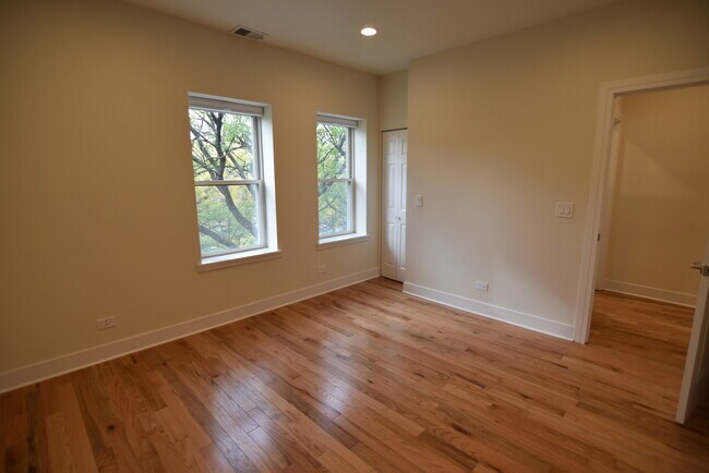 Building Photo - 1161 W Lunt Ave