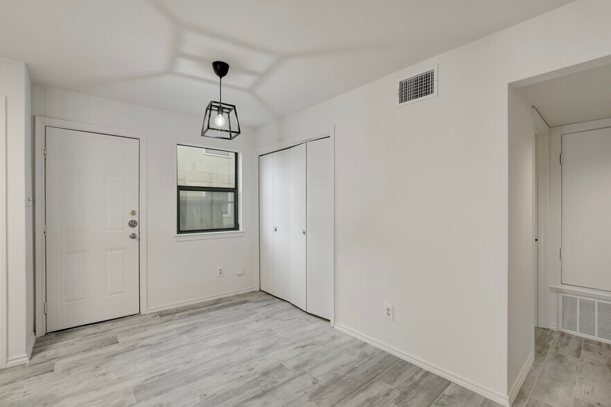 Building Photo - 809 Bracewood Cir