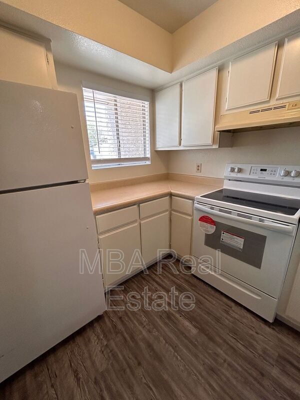 Building Photo - 2832 E Le Marche Ave