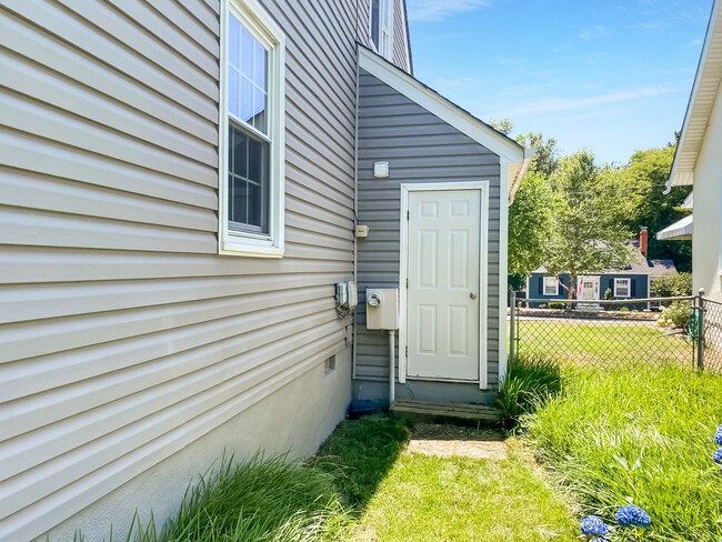 Building Photo - Cozy 3-Bedroom Cape Cod in Prime Three Cho...