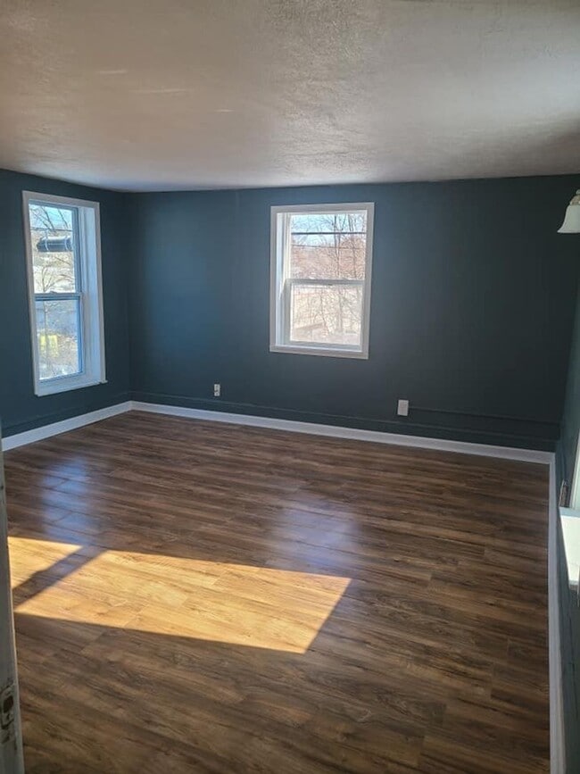 Building Photo - Large 5 bed home