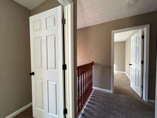 Building Photo - 1536 Ravens Run - Recently Renovated! Bran...