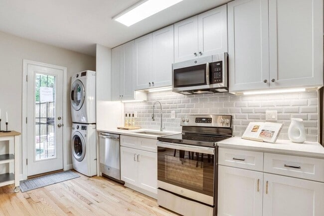 Building Photo - Sunny 2-Bedroom + Den  in SW Waterfront! - Parking included