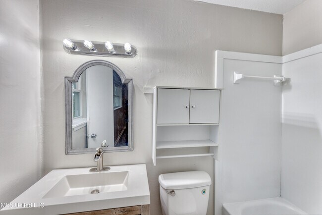 Building Photo - 504 N Island View Ave